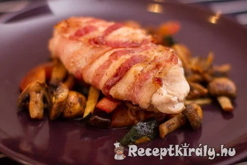 Baconbe csavart csirkemell zöldség ágyon
