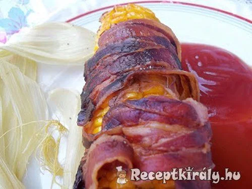 Baconbe tekert sült kukorica ketchuppal és chili szósszal