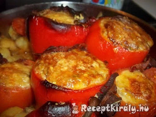 Baconba tekert töltött paprika és paradicsom krumplival