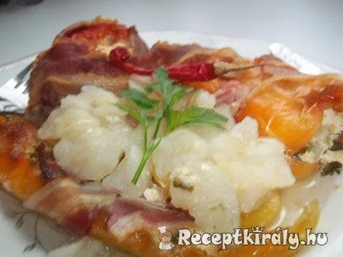 Baconbe tekert túróval töltött paprika és paradicsom csőben sütve