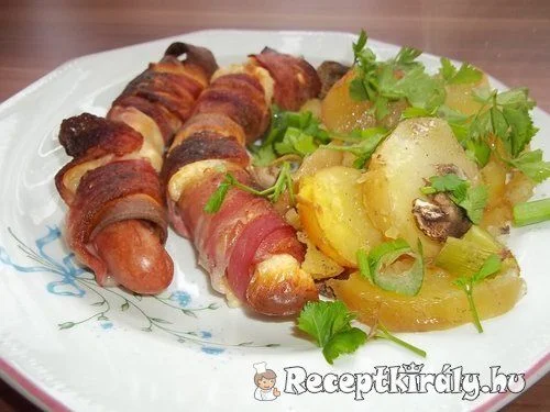 Baconbe és füstölt sajtba tekert virsli recept
