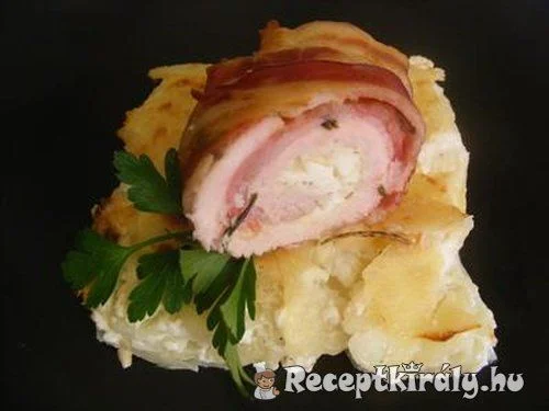 Baconbe tekert rozmaringos fetás csirkemell