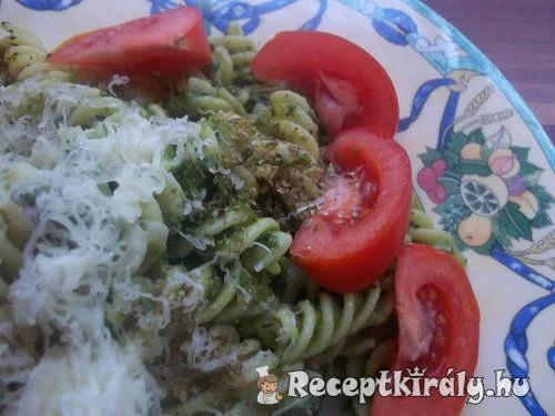 Baconös fokhagymás fusili medvehagymás pestoval recept