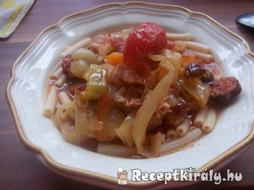 Baconös kolbászos lecsó tésztával recept