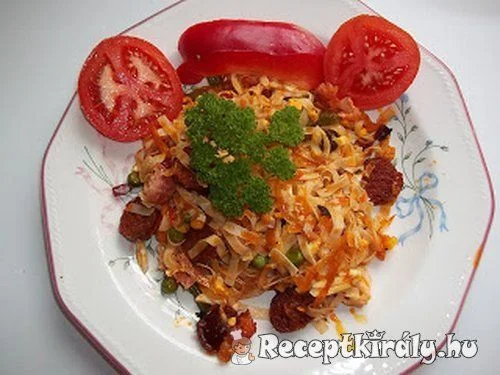 Baconös kolbászos tészta sütve