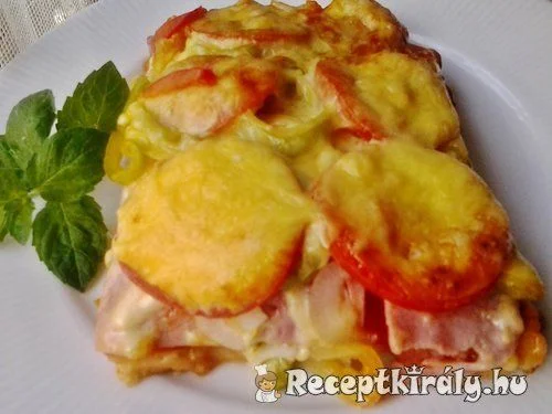 Baconos sonkás pizza tepsiben sütve