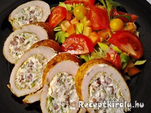 Baconos újhagymás ricottás csirkemell göngyölve
