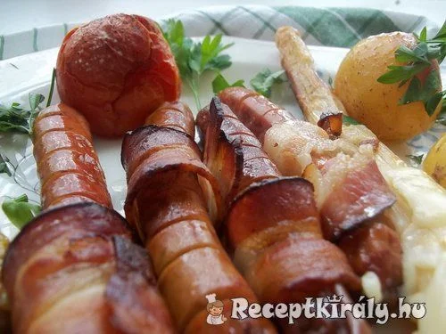 Baconos virsli sajtos spárga petrezselymes újkrumplival