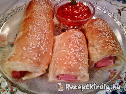 Baconos virsli szezámos tésztabundában
