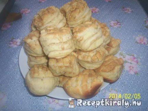 Burgonyás tepertős pogácsa recept