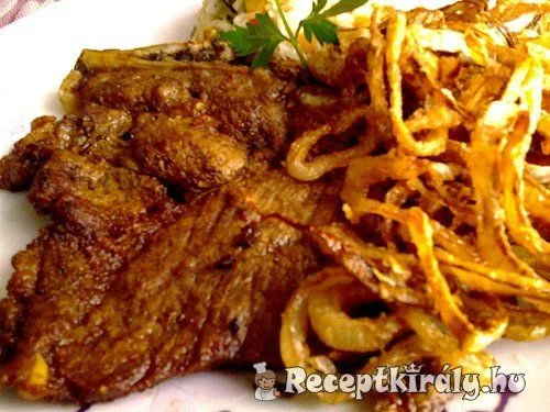 Chilis sertéstarja sült hagymával
