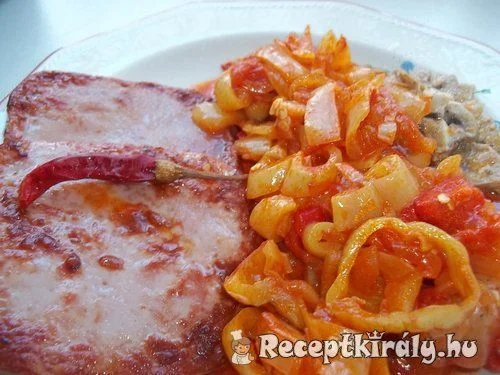 Sült sonka lecsóval és gombával recept