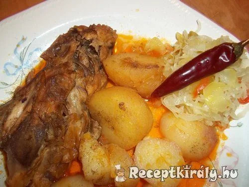 Csirkepörkölt újkrumplival és csalamádéval