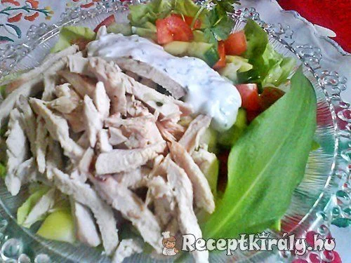 Csirkemell saláta medvehagymás joghurttal recept