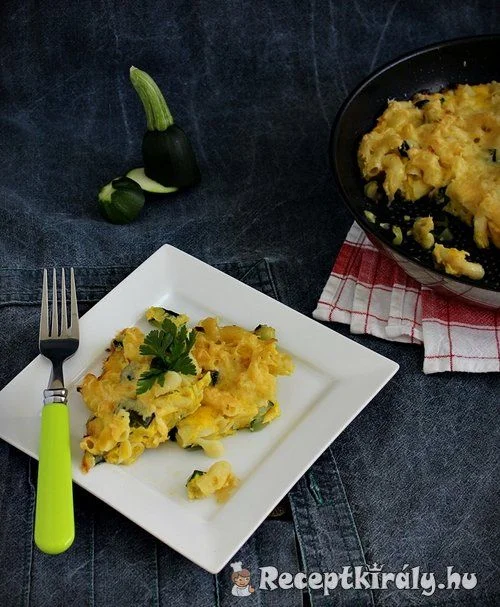 Cukkinis-tésztás frittata