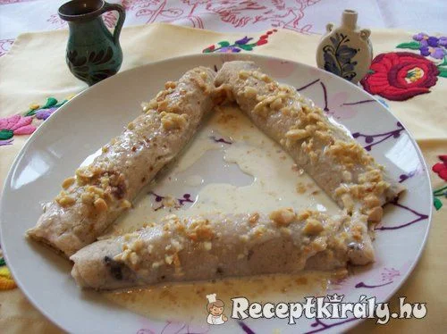Diós palacsinta Nutellával és mogyoróöntettel