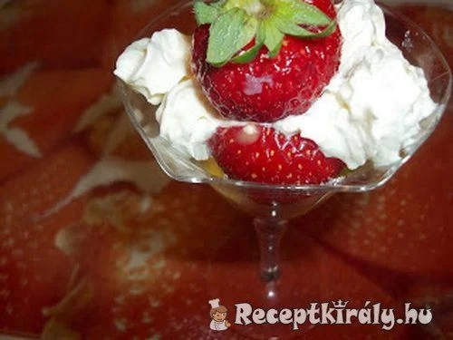 Eper tojáslikőrrel tejszínhabbal