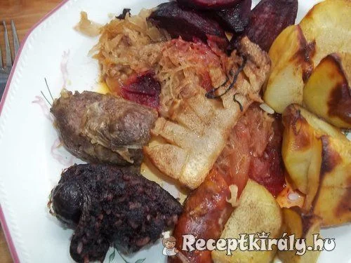 Fehérboros hurka és kolbász káposztaágyon