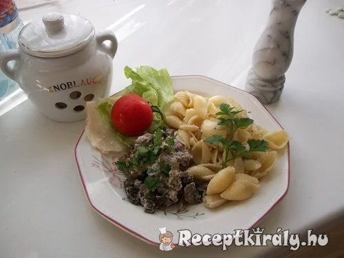 Fehérboros tejfölös borsos resztelt gomba tésztával