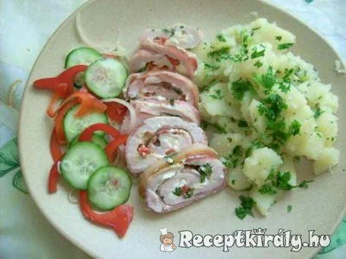 Bacon-be tekert fetás csirkemell