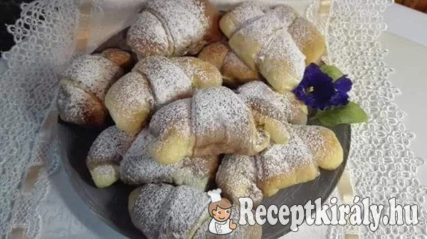 Foszlós csíkos kifli mogyorókrémmel töltve