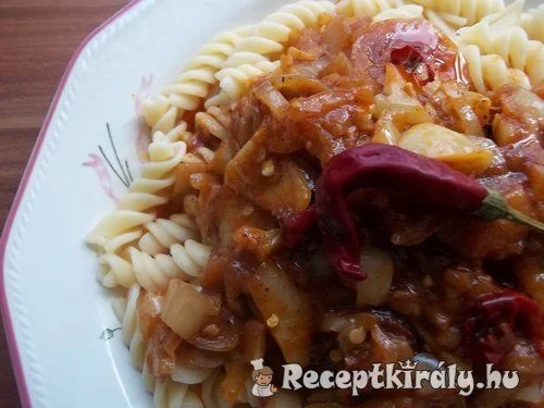 Kolbászos lecsó tésztával recept