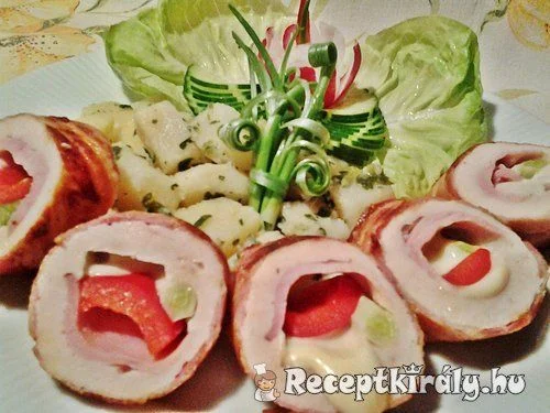 Göngyölt csirkemell baconbe tekerve