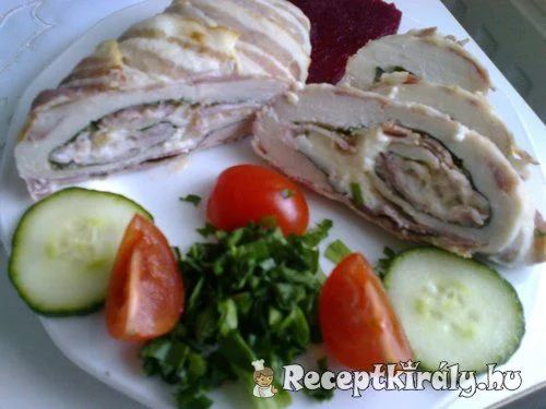 Göngyölt csirkemell medvehagymával és baconnel