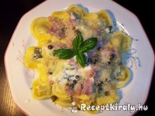 Gombás tortellini sonkával és fehérboros sajtszósszal