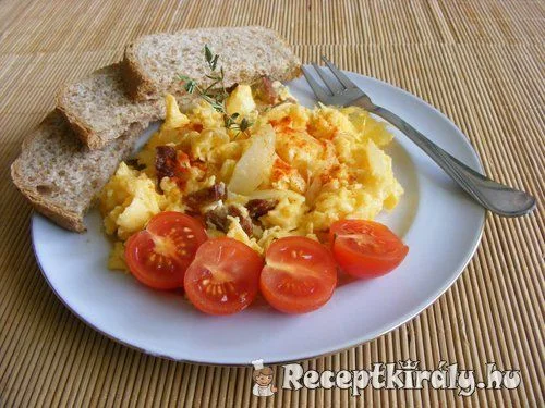 Hagymás-kolbászos rántotta recept