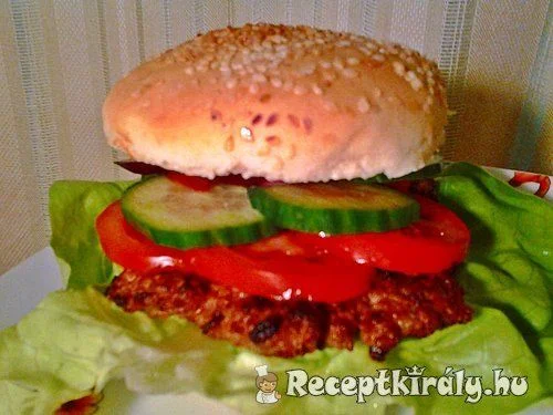 Pulykahúsos hamburger házi készítésű zsemlével