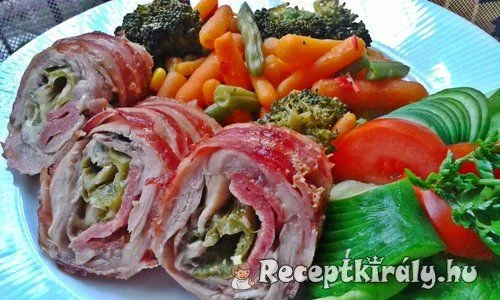 Ínyenc töltött csirkecomb baconbe tekerve