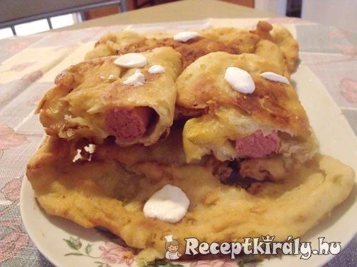 Káposztás lángos virslivel és sajttal