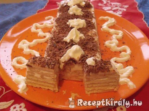 Karamellás tejfölös kekszes torta