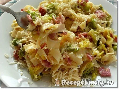 Kelkáposztás baconös sajtos tészta recept