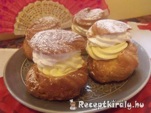 Képviselőfánk krémmel és tejszínhabbal