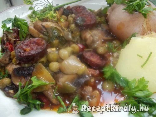 Kolbászos gombás egytál recept