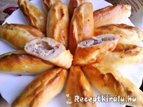 Krémsajtos füstölt húsos kifli