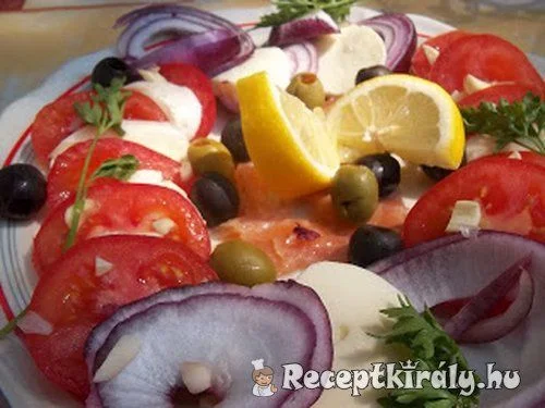 Lazacsaláta paradicsommal lilahagymával mozzarellával recept