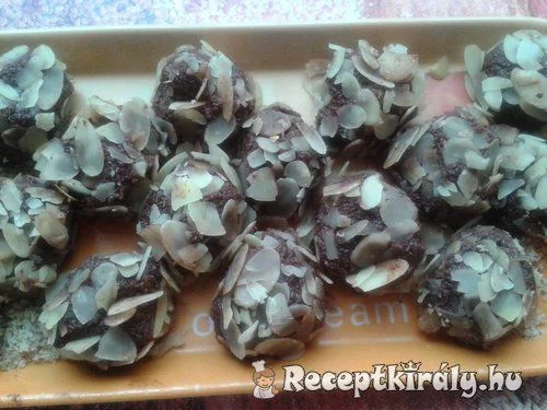 Mandulába forgatott csokis keksz golyó recept