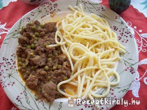 Marhapörkölt kolbásszal és borsóval