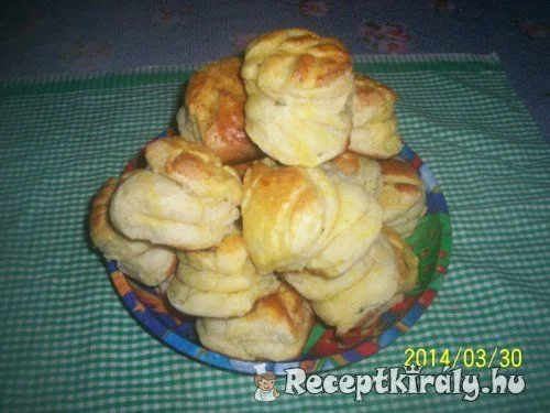 Medvehagymás túrós pogácsa recept
