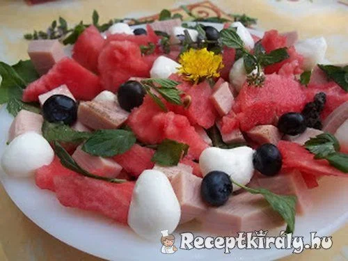 Mentás görögdinnye saláta pizzasonkával és mozzarellával