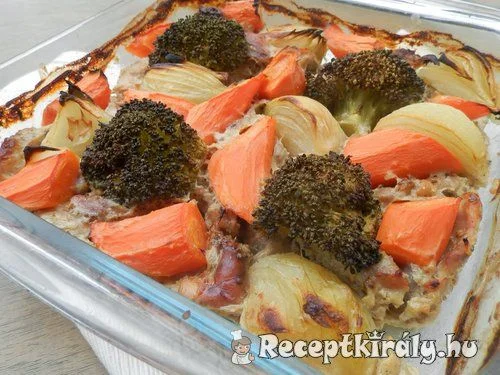 Pácolt csirkecomb csíkokon sült zöldségek recept