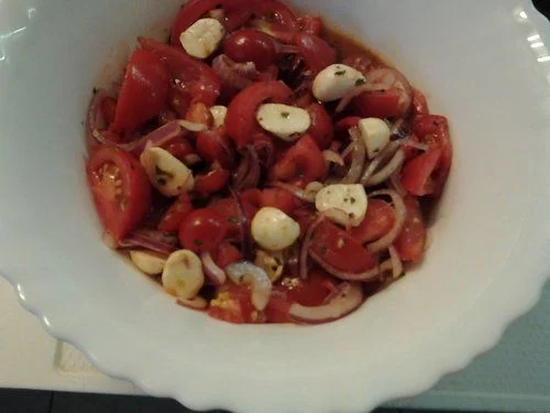 Paradicsomos mozzarella saláta