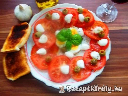 Paradicsomsaláta tojással mozzarellával