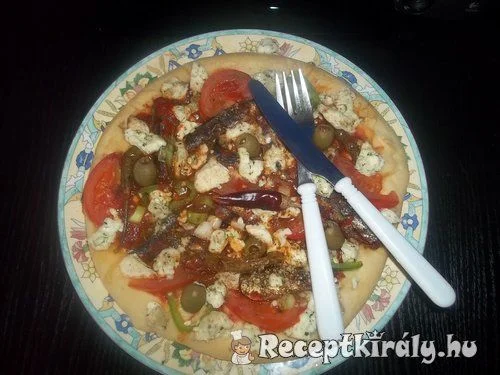 Pizza paradicsomos szardíniával és gomolyával