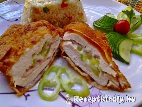 Rántott csirkemell sajttal és baconnal töltve