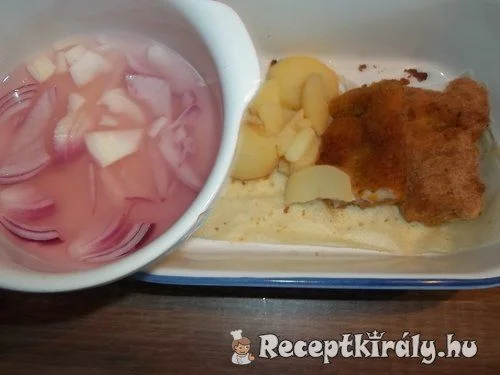 Rántott harcsa majonézzel lilahagymás krumplival