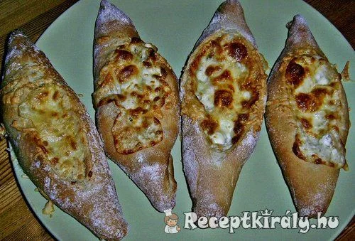 Sajtos csónakok kelt tésztából